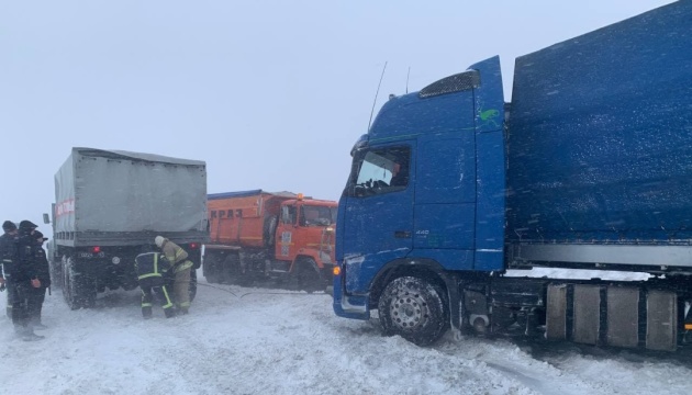 На дорогах України через негоду зупинилось більше 3 тис. вантажівок